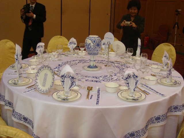 余昌国:充满创意的中西餐宴会摆台--88ht0032的